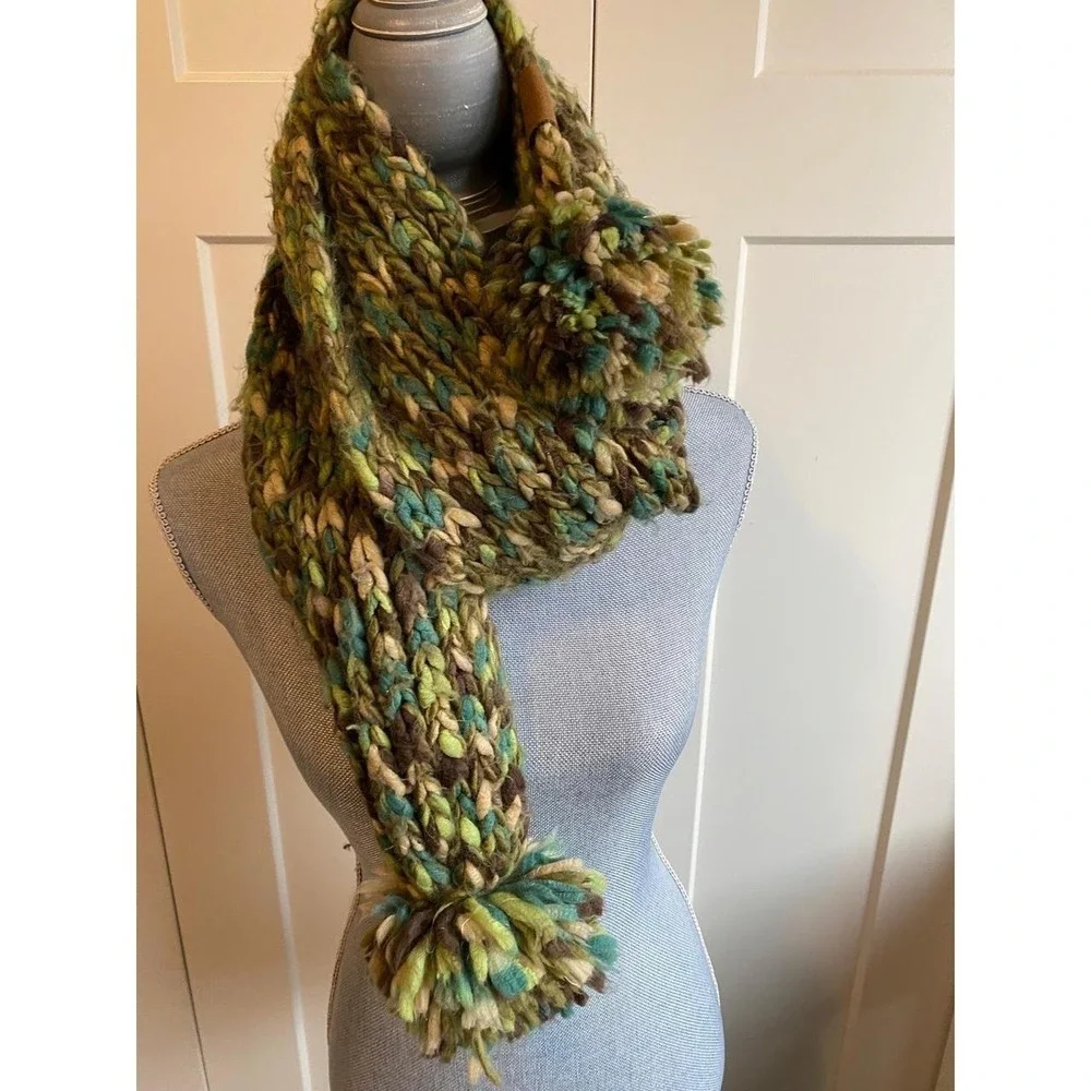 Fossil scarf pompom